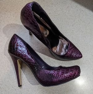 Women's purple pumps